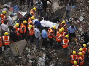 انهار المبنى المكون من أربعة طوابق والواقع في الجزء الجنوبي الشرقي من المدينة