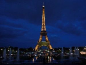 فتح برج إيفل بعد إغلاقه لمدة ساعتين