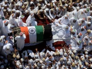 وقع التدافع خارج منزل الزعيم الروحي لطائفة البهرة الداوودية في منطقة راقية بالمدينة