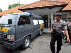 وسعت الشرطة الاندونيسية السبت عملية البحث عن 131 سجينا بينهم متشددون