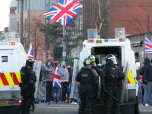 ألقى محتجون بروتستانت، عبوات حارقة على عناصر الشرطة التي ردت بدورها بإطلاق الرصاص المطاطي