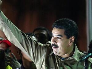 تصور المعارضة الرئيس الفنزويلي مادورو على أنه دكتاتور وبأن سياسته الاقتصادية تمثل كارثة لفنزويلا