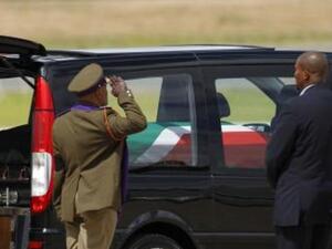 نقل نعش أول رئيس أسود لجنوب أفريقيا في عربة من مطار ماثاثا