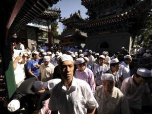 التدافع حصل الأحد، خلال عملية توزيع أطعمة دينية تقليدية على الحضور