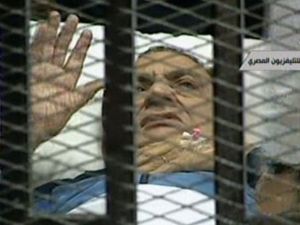 الرئيس المصري السابق حسني مبارك في قفص المحكمة الاثنين
