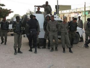 الشرطة إستخدمت خراطيم المياه والغازات المسيلة للدموع والقنابل الصوتية لتفريق المتظاهرين الشرطة إستخدمت خراطيم المياه والغازات المسيلة للدموع والقنابل الصوتية لتفريق المتظاهرين