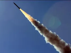كوريا الشمالية تطلق صاروخا بعيد المدى