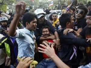 لقي خمسة أشخاص مصرعهم وأصيب أكثر من 50 آخرين بجروح جراء أعمال العنف في بانكوك