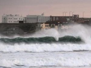 تسببت الرياح التي تصل إلى قوة الاعصار والتي ضربت فرنسا وبريطانيا الى مقتل خمسة