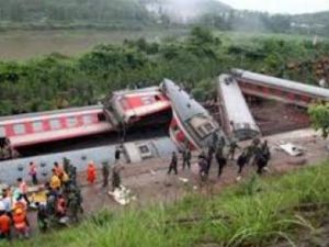 خروج قطار لنقل النفط الخام عن سكته وانفجار حمولته 