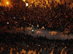 الشرطة الاوكرانية تقوم بإزالة الحواجز التى وضعها المتظاهرون المناهضون للحكومة في ميدان الاستقلال