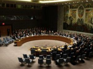 ينص القرار على امكانية فرض عقوبات من مجلس الامن على سوريا لكنها لن تكون تلقائية 