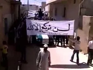 متظاهرون في سوريا خلال جمعة "لن نركع"