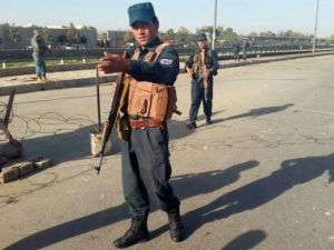 أفراد من الشرطة الأفغانية قرب موقع انفجار وقع في كابول يوم الاثنين
