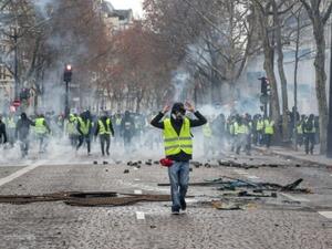 جانب من احتجاجات السترات الصفراء في باريس