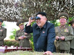 الزعيم الكوري الشمالي كيم جونغ اون يقود بنفسه تدريبا عسكريا واسعا على مهاجمة جزيرة 