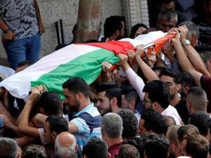 جثمان عائشة الرابي خلال جنازتها بالقرب من نابلس 
