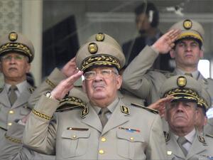 رئيس الأركان الجزائري الفريق أحمد قايد صالح محاطاً بعدد من الضباط
