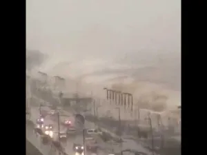 إعصار يضرب منتجع أنطاليا التركي
