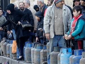 سوريون يقفون في طابور في حي صلاح الدين في حلب في شمال سوريا للحصول على أسطوانة غاز
