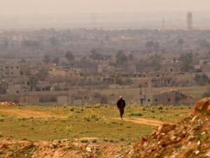 مقاتل من قوات سوريا الديموقراطية في منطقة قرب الباغوز في محافظة دير الزور
