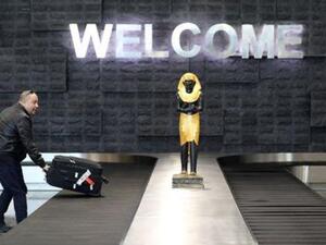 رجل يأخذ أمتعته عقب الوصول إلى مطار سفنكس الدولي غرب القاهرة
