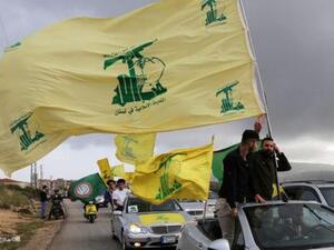 مؤيدون لحزب الله يحملون أعلام الجماعة في لبنان
