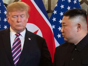 الرئيس الأمريكي دونالد ترامب يوم خلال اجتماعه مع زعيم كوريا الشمالية كيم جونج أون في فيتنام
