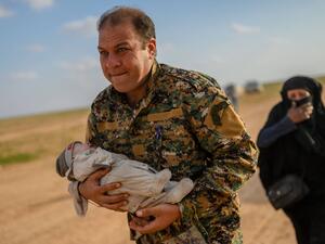 تتأهب قوات سوريا الديمقراطية منذ عدة أسابيع لاقتحام آخر جيب للدولة الإسلامية في قرية الباغوز لكن العملية تعطلت بسبب جهود إجلاء آلاف المدنيين من هناك.
