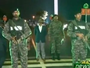 أظهرت لقطات تلفزيونية الطيار أبهيناندان وهو يسير عابرا الحدود قرب بلدة واجاه 