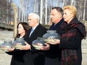 نائب الرئيس الاميركي مايك بنس في معسكر اوشفيتز في بولندا
