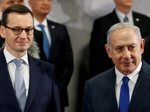 وزراء البولندي ماتيوس مورافيسكي يقف إلى جوار نظيره الإسرائيلي بنيامين نتنياهو في وارسو
