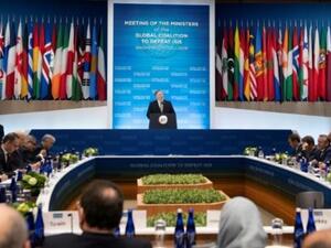 وزير الخارجية الاميركي مايك بومبيو متحدثا الى اعضاء التحالف ضد الجهاديين في واشنطن

