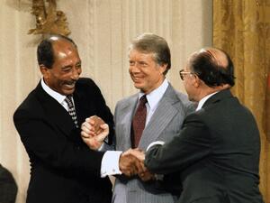 الرئيس المصري انور السادات ونظيره الاميركي جيمي كارتر ورئيس الوزراء الاسرائيلي مناحم بيغن في واشنطن في 26 اذار/مارس 1979


