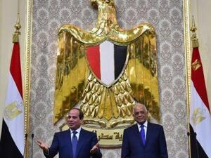 الرئيس المصري عبد الفتاح السيسي (يسارا) وبجواره رئيس مجلس النواب المصري علي عبد العال في مقر المجلس بالقاهرة

