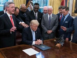 ترامب يصلي مع قادة دينيين مسيحيين في البيت الابيض
