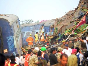 خروج قطار ركاب هندي عن القضبان صباح الاحد في ولاية اوتار براديش بشمال البلاد