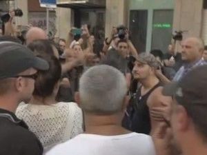 اشتباكات بين مجموعة من اليمين المتطرف، ومتظاهرين مناهضين للفاشية