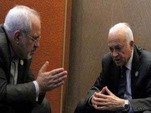 وزير الخارجية الايراني محمد جواد ظريف والأمين العام للجامعة العربية نبيل العربي