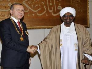  الرئيس التركي، رجب طيب أردوغان ونظيره السوداني عُمر البشير