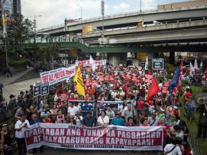 مظاهرة في شوارع مانيلا احتجاجا على الحرب الدامية التي يخوضها دوتيرتي ضد المخدرات