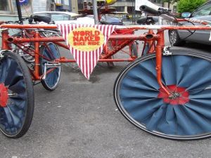 الامن البريطاني يغير طريق جولة اشترك بها 250 شخصا عراة على الدراجات