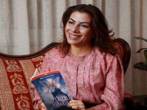  على الكاتبة بيكي إيكلا إريكلي البالغة من العمر 40 عاما