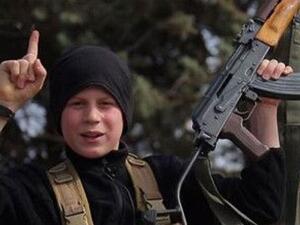 الطفل الداعشي “أبو عبدالله البريطاني” الذي يشارك مع عدد من الأطفال بتنفيذ إعدامات جماعية 