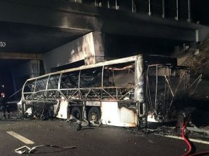  اشتعال النيران في حافلة تقل طلابا مجريين 