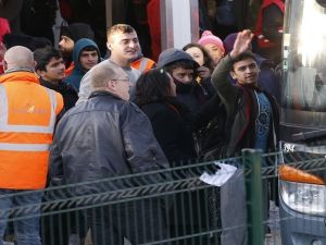 نقل نحو 1500 طفل مهاجر دون عائل من موقع مخيم "الغابة" في كاليه