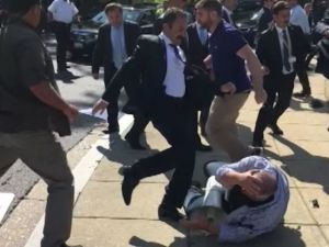 اشتباكات بين أنصار أردوغان ومعارضيه أمام السفارة التركية في واشنطن