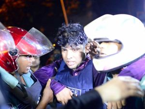 مجموعة مسلحين فتحوا  النار على الناس عند مدخل مطعم "هولي أرتيسان"