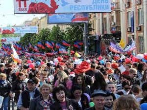 سكان دونباس يحتفلون بعيد الاستقلال (أرشيف)
