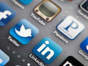 تشكل مواقع التواصل الاجتماعي، وخصوصاً تويتر، منصة رئيسية للناشطين في حقوق الانسان